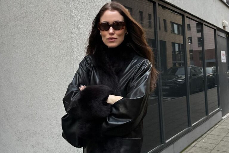 Les vestes en fourrure emblématiques des années 70 qui s&rsquo;accordent le mieux avec un jean arrivent chez Mango, Stradivarius et Zara