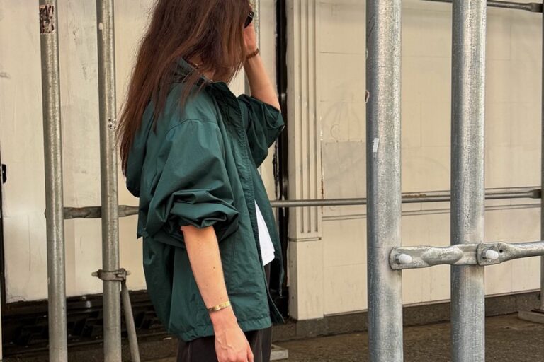 Lululemon signe le manteau imperméable à capuche qui nous évitera le parapluie et qui s&rsquo;accordera parfaitement avec un jean