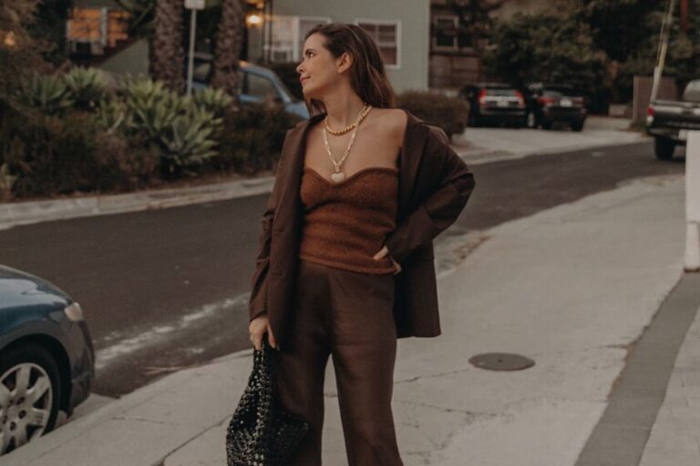 Mango propose des bottines marron chocolat qui allongent les jambes et sont parfaites à porter avec un pantalon baggy