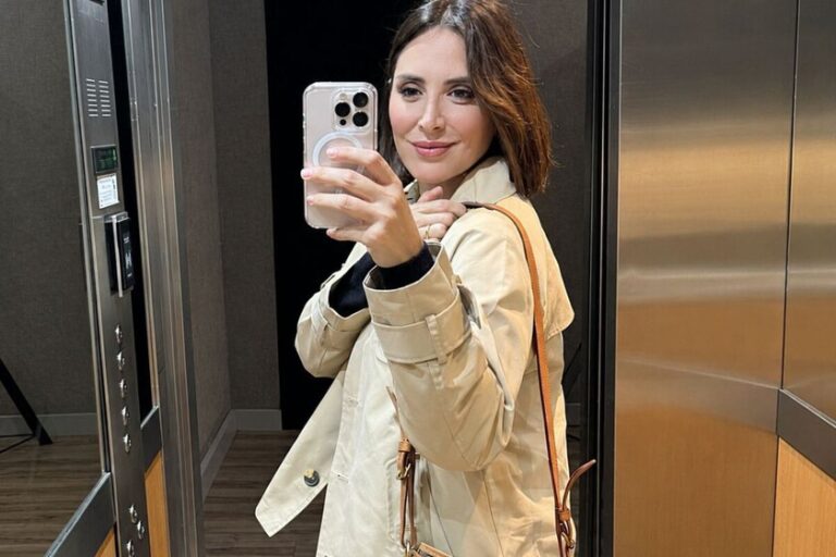 Mango propose deux parkas de mi-saison que les madrilènes chics porteront avec des pulls fins (sur les épaules) jusqu&rsquo;à l&rsquo;automne
