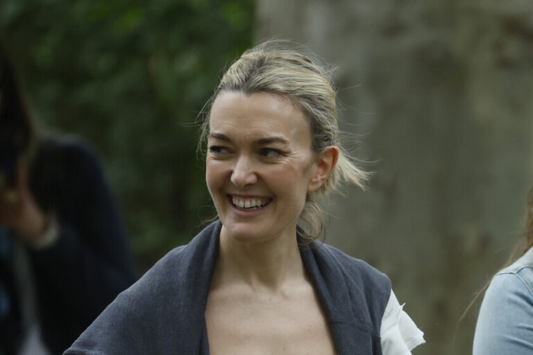 Marta Ortega remet à la mode les chinos larges beiges : le modèle de Massimo Dutti à porter avec des chemises basiques