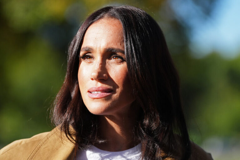 Meghan Markle confirme le retour des pantalons skinny noirs : les propositions de Mango, Zara et plus qui allongent les jambes