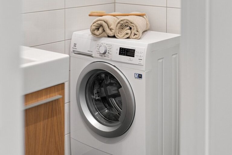 Mercredi 21 octobre, la solution pour profiter de l&rsquo;espace au dessus de la machine à laver et augmenter le rangement à la maison arrive chez Aldi pour moins de 20 euros