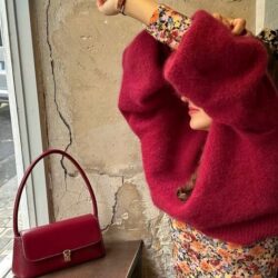Nouveauté chez Sfera : le pull bordeaux en maille fine, élégant et sophistiqué, à porter avec un pantalon tailleur ou une jupe midi