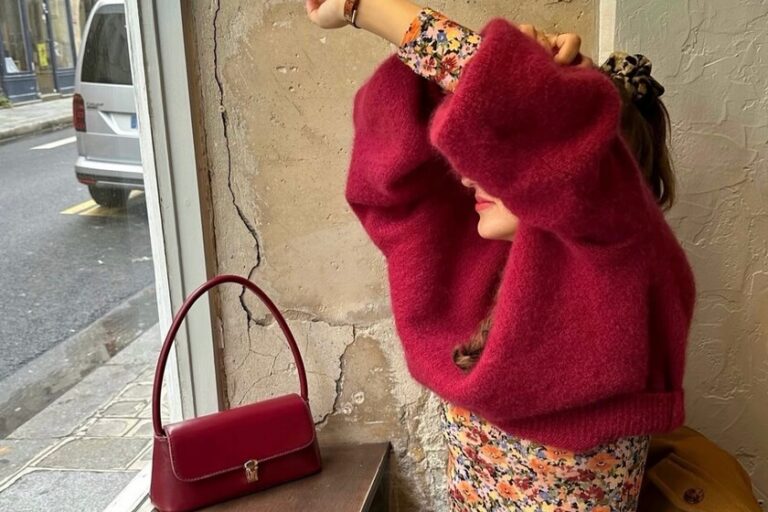 Nouveauté chez Sfera : le pull bordeaux en maille fine, élégant et sophistiqué, à porter avec un pantalon tailleur ou une jupe midi