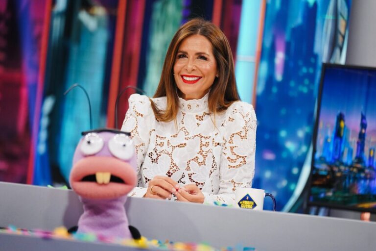 Nuria Roca sauve les sabots UGG les plus confortables et les plus chauds à porter avec un jean en novembre