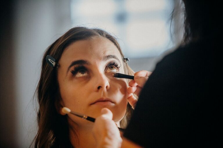 Plusieurs maquilleurs sont d’accord : "Pour estomper facilement les cernes, appliquez d’abord un correcteur couleur pêche."