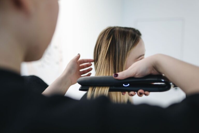 Un coiffeur et un trichologue sont d&rsquo;accord : « Les cheveux ne s&rsquo;habituent pas au lisseur. Même s&rsquo;ils paraissent plus jolis lorsqu&rsquo;on l&rsquo;utilise, les dégâts s&rsquo;accumulent »