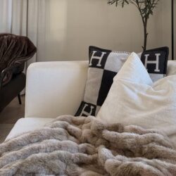 Zara Home conçoit la couverture en fourrure pour le canapé qui transformera le salon en une oasis de chaleur cet automne