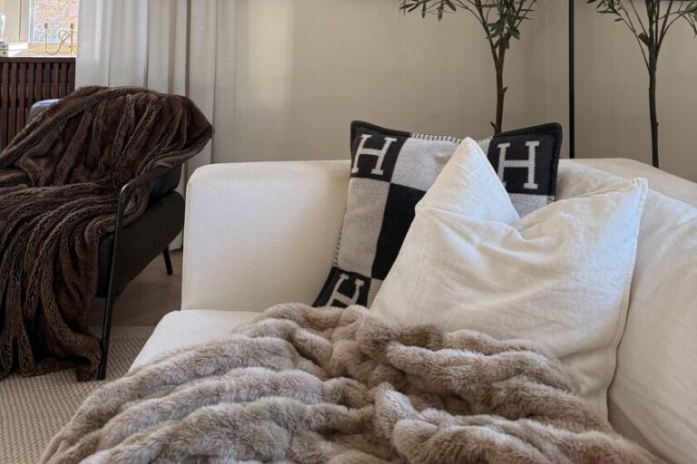 Zara Home conçoit la couverture en fourrure pour le canapé qui transformera le salon en une oasis de chaleur cet automne