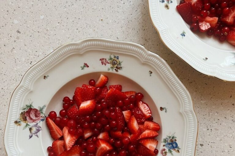Zara Home lance une nouvelle vaisselle rétro inspirée des assiettes à fleurs en Pyrex des années 60, qui a l&rsquo;air luxueuse