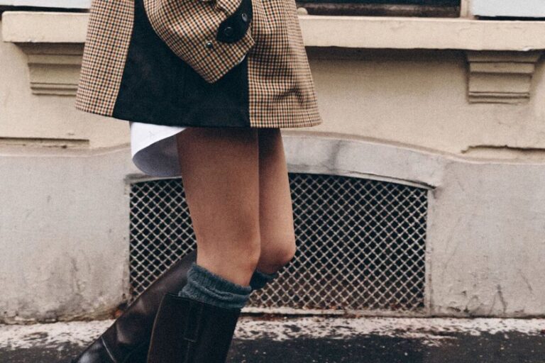 Zara a les bottes hautes idéales pour cet automne 2026 : du daim avec une boucle en métal et un talon sensible