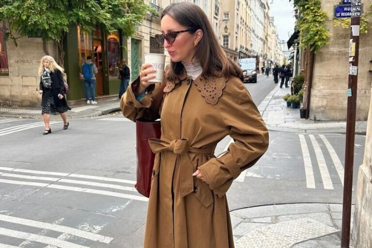 Zara vend un ensemble en daim camel avec une jupe et une veste si luxueux qu&rsquo;on dirait qu&rsquo;il vient de Chloé (et est idéal pour le bureau)